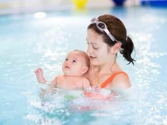 A Partir De Quel Age Bebe Peut Il Se Baigner Guide Piscine Fr