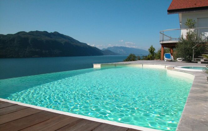 Belle piscine n°1 : une piscine à débordement avec vue sur le large © L'Esprit Piscine