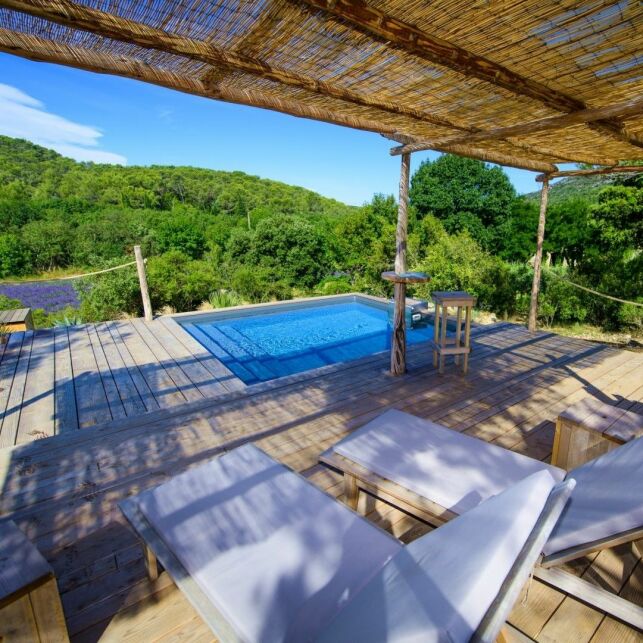 Une piscine avec sa terrasse en bois pour un look rustique et authentique