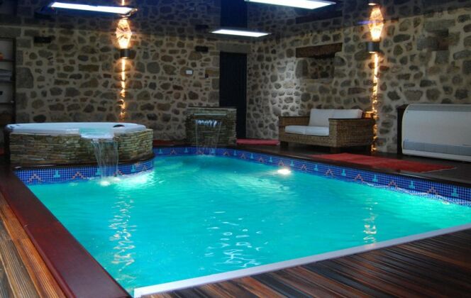 Belle piscine n°2 : une piscine intérieure, ambiance bains romains © L'Esprit Piscine