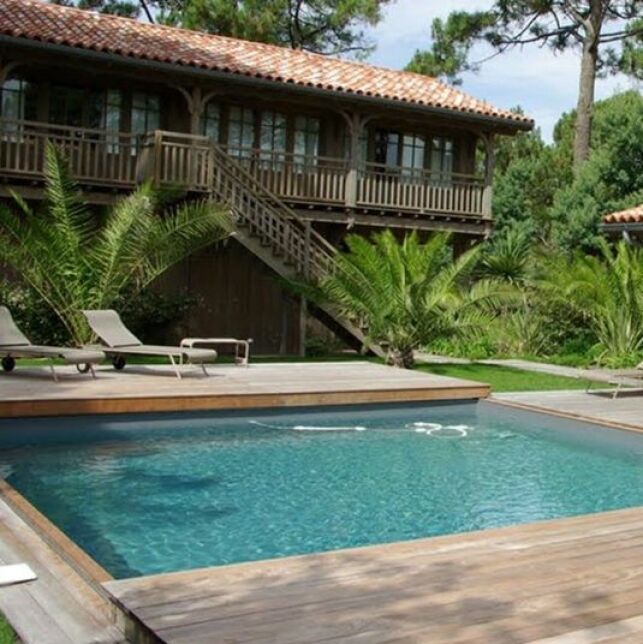 Une piscine et sa terrasse en bois mobile, pratique et exotique