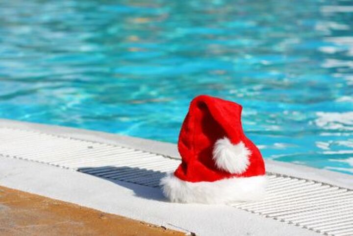 On dirait que même le Père Noël aime plonger dans la piscine ! On dirait que même le Père Noël aime plonger dans la piscine !