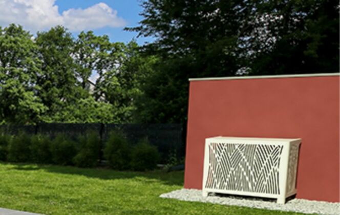 Le cache de pompe à chaleur de piscine en métal est design et contemporain. © OUTSTEEL