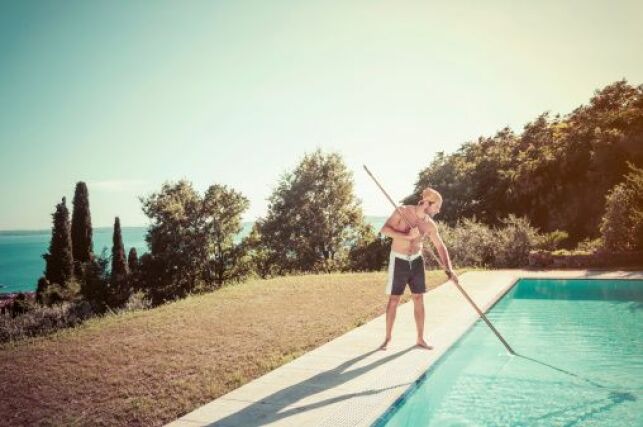 Les différentes tâches d'entretien de la piscine doivent être accomplies régulièrement pour ne pas devenir des corvées.