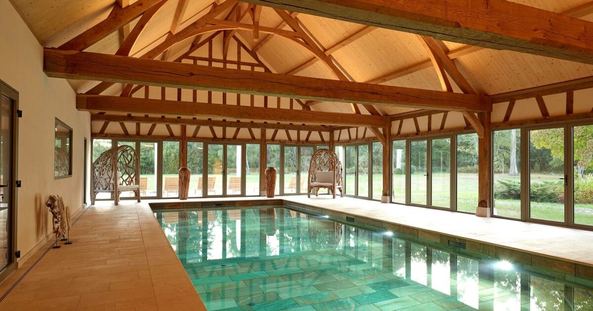 Piscine intérieure dans une grange