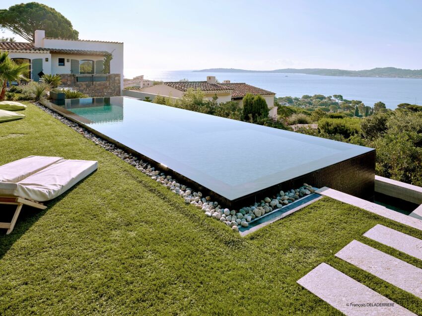 Catégorie Piscine familiale de forme angulaire de moins de 40m² - Trophée Or - Carré Bleu / TS Nuances de Bleu 