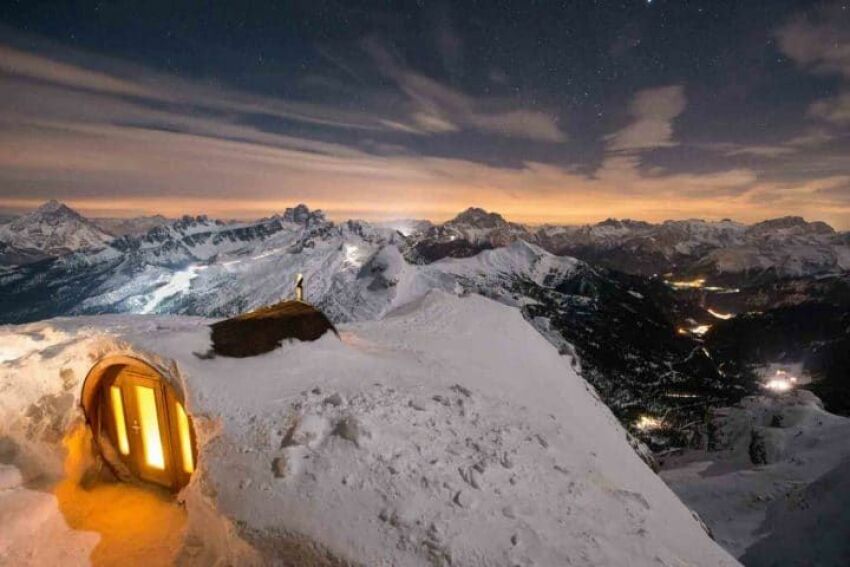 Ce sauna offre une vue plongeante sur les montagnes&nbsp;&nbsp;