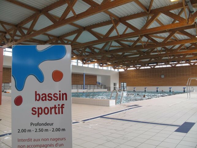 Le bassin de natation du centre aqualudique d'Issoire Communauté