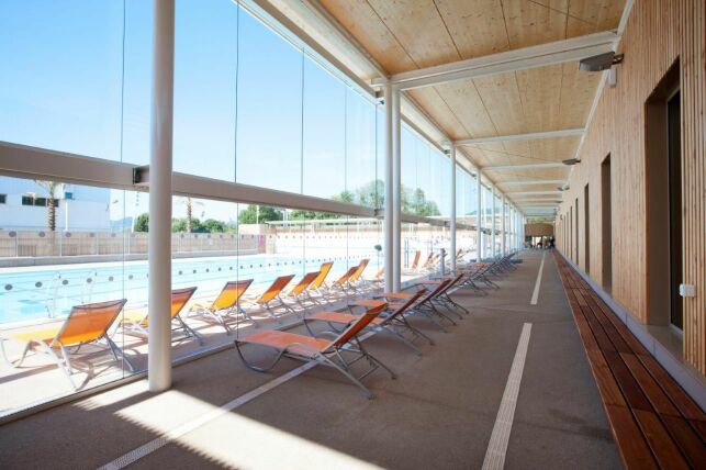 La terrasse de la piscine Grand Bleu à Cannes