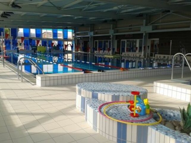Espace couvert avec bassin sportif et bassin d'apprentissage