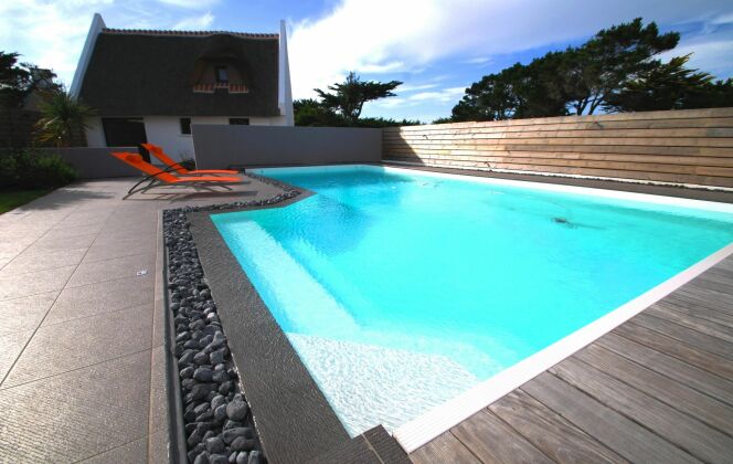 Cette piscine ose le noir. Sobriété et harmonie, rien n'est négligé. Une création très design ! © L'Esprit piscine