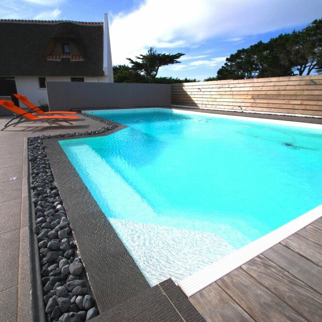 Cette piscine ose le noir. Sobriété et harmonie, rien n'est négligé. Une création très design ! © L'Esprit piscine