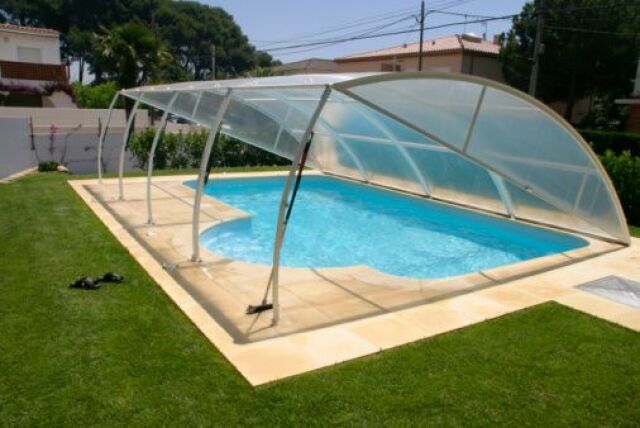 Vitrage d'un abri de piscine : verre, polycarbonate ou plexiglas ?