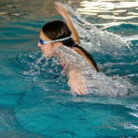 Chlore de piscine : attention à la décoloration des cheveux