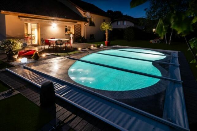 Choisir le bon équipement de piscine permet de baisser fortement la consommation du bassin, voire de supprimer tout impact environnemental.