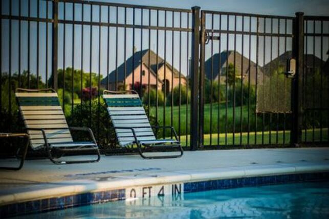 Clôture de piscine : choix, prix et pose