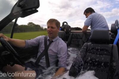 Vidéo : il transforme sa voiture en piscine roulante