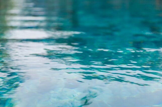 Comment éliminer le chlore dans l’eau d’une piscine pour la réutiliser ?