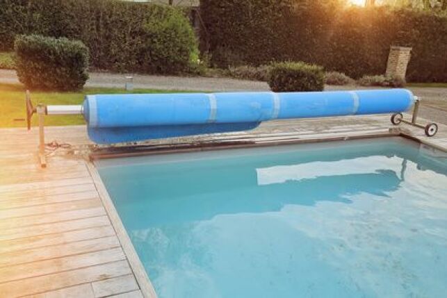 Comment enlever la neige sur une bâche de piscine ?