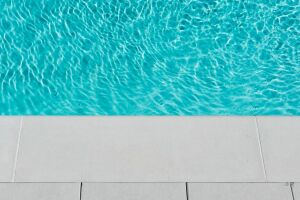 Comment garder l’eau de sa piscine bleue cristalline avec Warmpac&nbsp;?