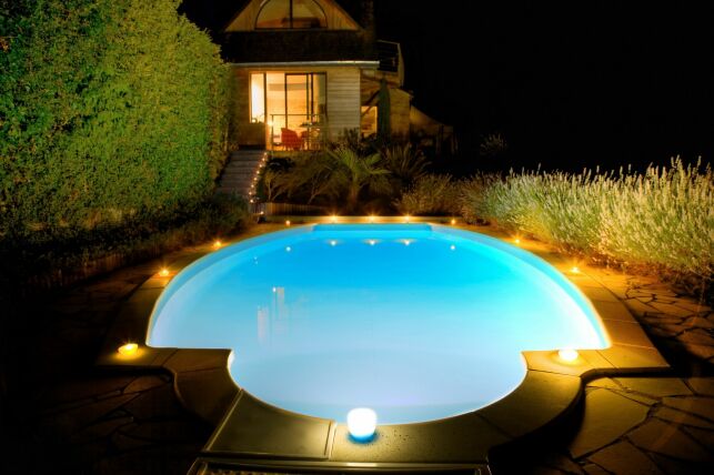 Comment installer des spots LED extérieurs sur ma terrasse de piscine ?