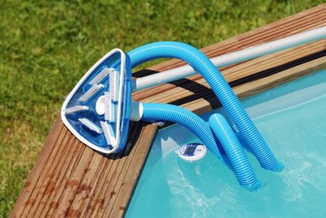 Comment nettoyer correctement les angles d'une piscine ?