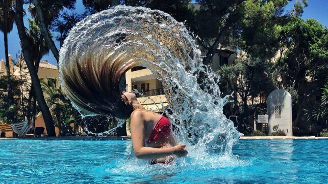 Comment protéger ses cheveux colorés à la piscine ? 