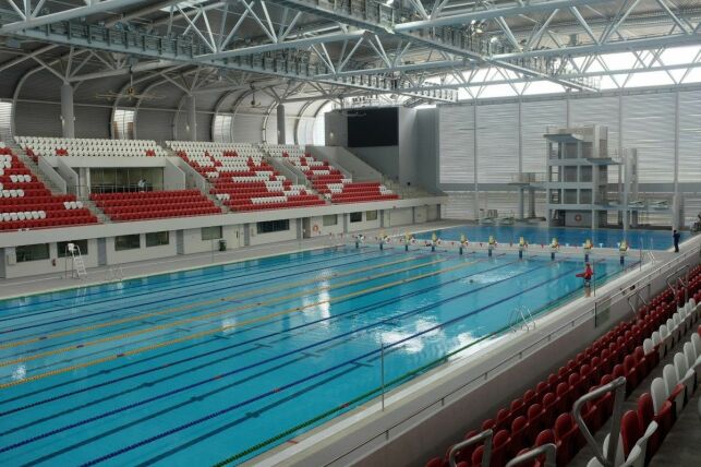 Comment sont nettoyés les locaux d'une piscine publique ?