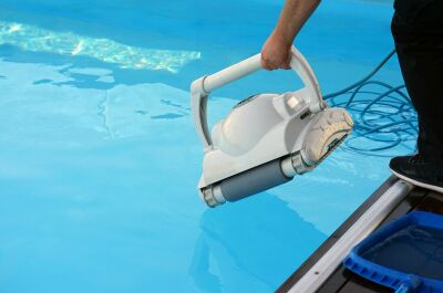 Comment sortir correctement un robot de piscine de l’eau&nbsp;?