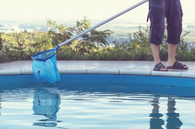 Comment supprimer les dépôts et résidus gras dans une piscine ?