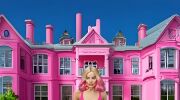Vivez un été 2023 glamour comme Barbie : entrez dans Barbie Land avec notre comparatif d'accessoires roses de piscine