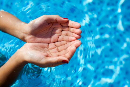 Combien d'eau consomme votre piscine et comment l'économiser ? 