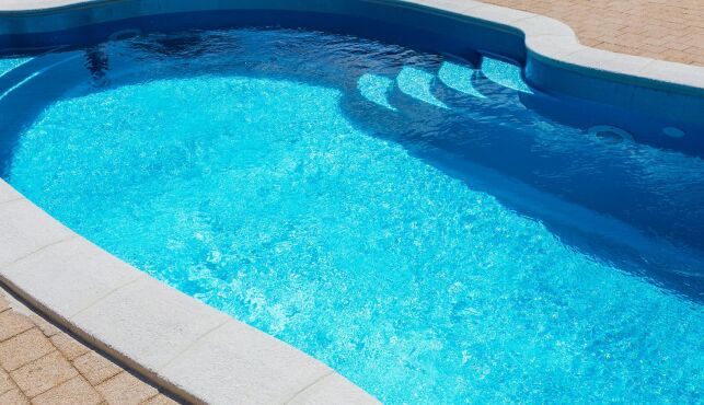 Construire sa piscine pas cher : une piscine dans votre jardin à moindre prix