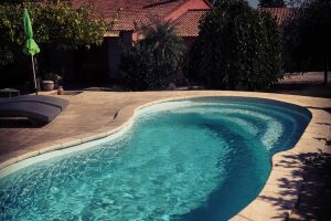 Petite piscine de 7,40 pour une intégration optimal Petite piscine de 7,40 pour une intégration optimal