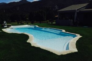 Piscine avec double plage et double escalier