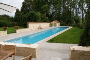 Véritable couloir de nage, la piscine SPORTING a été dessinée toute en longueur...