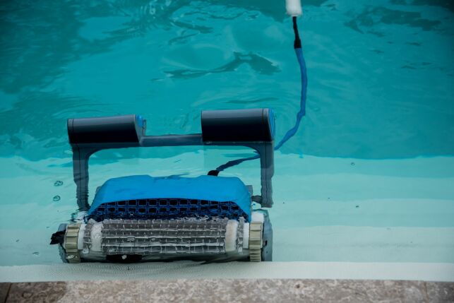 La courroie permet au robot de piscine de se déplacer dans l'eau