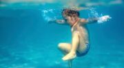Cours de survie dans l’eau pour les enfants