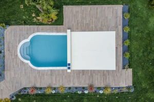 Couvrir une piscine hors-norme : les couvertures personnalisées sur-mesure