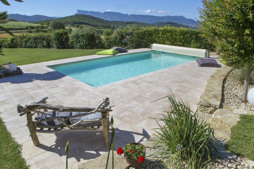 Créer un espace piscine et une terrasse authentiques, avec la collection Jouques de Fabemi&nbsp;&nbsp;