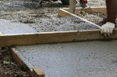 Créer une dalle en béton pour une piscine semi-enterrée