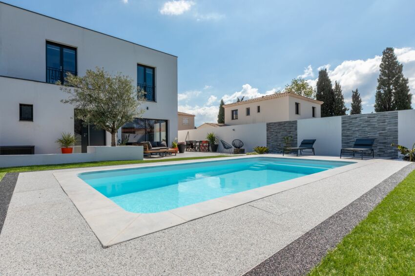 Créer une plage ou terrasse de piscine avec la moquette de pierre : un pari sur l'innovation avec Garden Park Concept&nbsp;&nbsp;