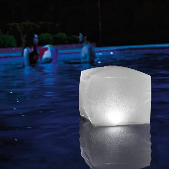 Donnez une touche design pour éclairer votre piscine © INTEX