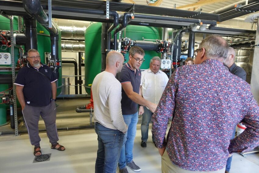 3e personne en partant de la gauche : le formateur Cyrille Didier, entouré de son groupe de participants à la journée de formation « Hygiène et qualité des eaux des piscines accessibles au public »&nbsp;&nbsp;