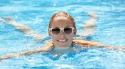 Lunettes de soleil et natation : protéger ses yeux dans l'eau et en-dehors