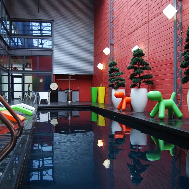 Dans un entrepot modernisé, la piscine design trouve toute sa place associée à un mobilier urbain © L'Esprit Piscine