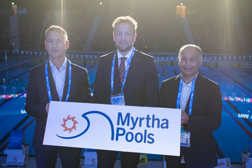 De gauche à droite : Roberto Colletto (PDG de Myrtha Pools) Brent Nowicki (PDG de la FINA) et (Président de la FINA) Husain Al-Musallam&nbsp;&nbsp;