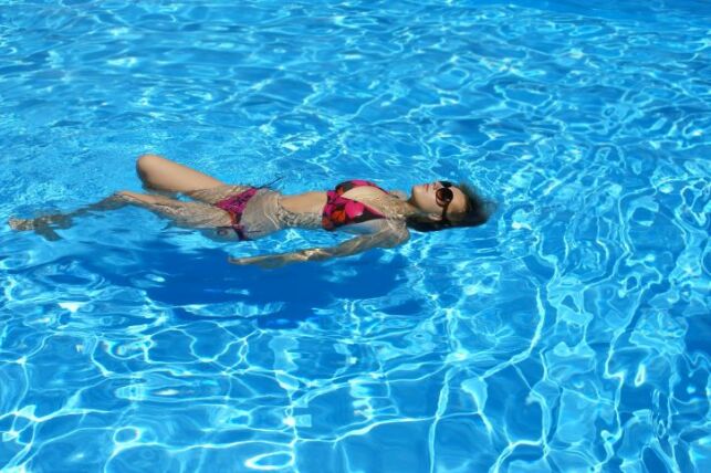 La musique diffusée directement dans la piscine peut aider à mieux se relaxer.