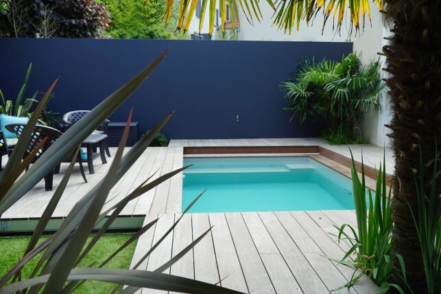 De la végétation autour de la mini-piscine pour créer une ambiance cosy sur la terrasse