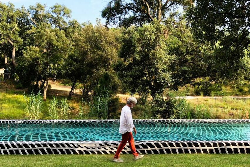 Découvrez cette oeuvre de Peter Kogler : une piscine au design hypnotique réalisée par Ezarri&nbsp;&nbsp;